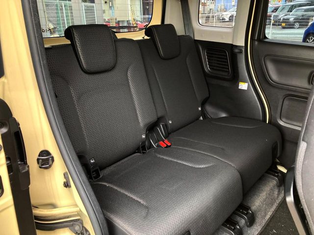 後部座席も気になるような傷・汚れやへたりなど、大きなダメージはなく、良好な状態です。