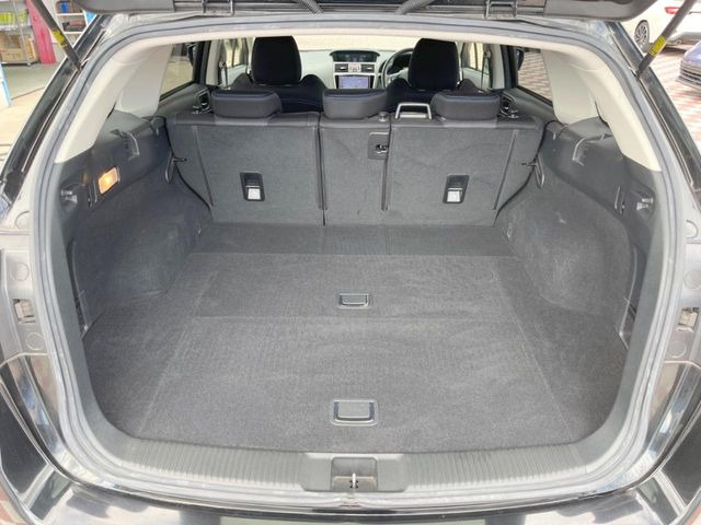 ���i�̂���������ʋ΁A���}���ɏ\���ȉ׎��X�y�[�X���m�ۂ��Ă���܂��B�Z�J���h�V�[�g��|���ƁA�傫�ȉו��̐ύڂ��\�ł���