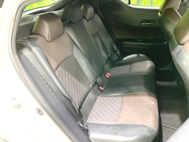 広々とした2列目シートは居住性が高く、居心地も快適!友達や家族とのお出かけにぴったりです。ベビーシートやチャイルドシート使用時も快適にお過ごしいただける十分な空間を確保しています。