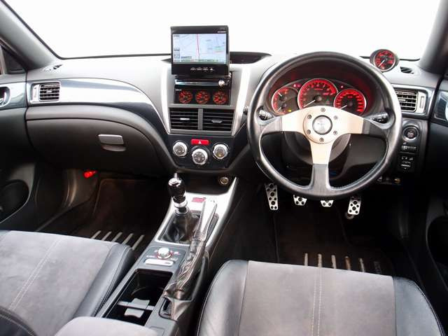 �������Y��Ƀ��[���N���[�j���O�ς݂ƂȂ�܂��B���΂��̌��ȏL����F���܂̏L����������܂���B����]�ɉ�����RECARO���Ȃǂ̃X�|�[�c�V�[�g�ɕύX���\�ł��B���C�y�ɂ����k�������܂�