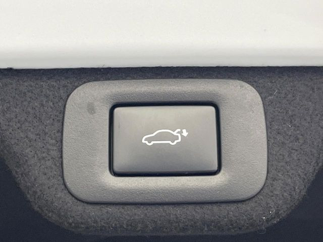 【ハンズフリーパワーバックドア】リアバンパー下部に足先を出し入れするだけでバックドアが自動で開閉♪両手が荷物でふさがっている時でもラクラク開閉操作が行えます!