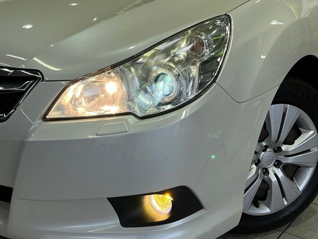 【HIDヘッドライト】非常に明るく前方を照らしてくれるので、悪天候や夜間の走行時も視界良好で安心してお乗りいただけます。