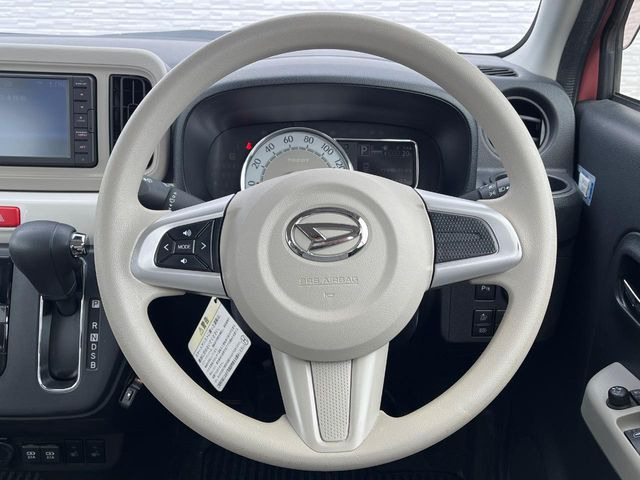 �C���e���A�ɍ��킹���f�U�C���̃X�e�A�����O�́A�^�]�������̂��Ƃ��l���A�^�]���₷���`��A�傫���ł��B�����x�A���ۂɐG���Ă��m���߂��������B