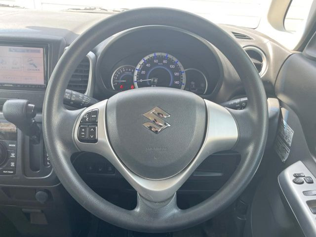 �C���e���A�ɍ��킹���f�U�C���̃X�e�A�����O�́A�^�]�������̂��Ƃ��l���A�^�]���₷���`��A�傫���ł��B�����x�A���ۂɐG���Ă��m���߂��������B