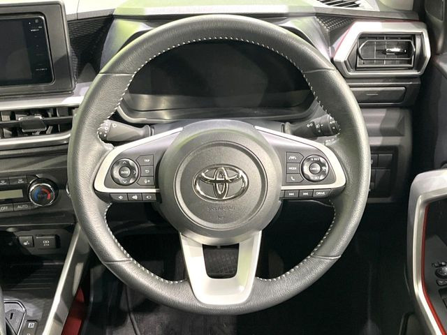 �C���e���A�ɍ��킹���f�U�C���̃X�e�A�����O�́A�^�]�������̂��Ƃ��l���A�^�]���₷���`��A�傫���ł��B�����x�A���ۂɐG���Ă��m���߂��������B