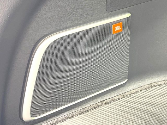 �yJBL�T�E���h�V�X�e���z���i�ʃT�E���h�V�X�e���𓋍ځB��p�̃`���[�j���O���{���ꂽ�召�l�X�ȃX�s�[�J�[����ǎ��ȃT�E���h���t�ł��A�Տꊴ���ӂ�鉹����Ԃ����o���܂��B