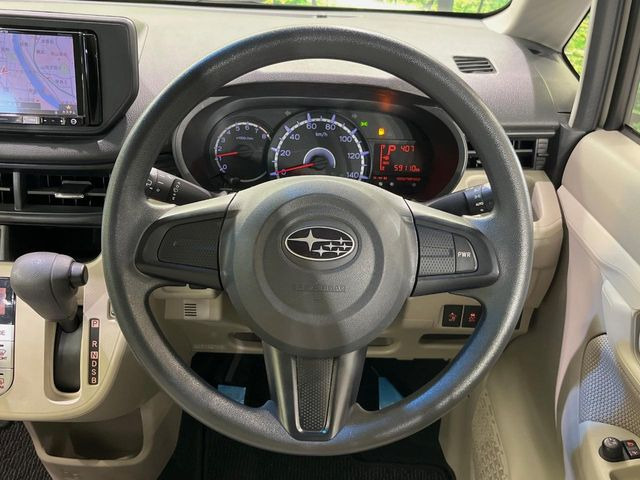 �C���e���A�ɍ��킹���f�U�C���̃X�e�A�����O�́A�^�]�������̂��Ƃ��l���A�^�]���₷���`��A�傫���ł��B�����x�A���ۂɐG���Ă��m���߂��������B