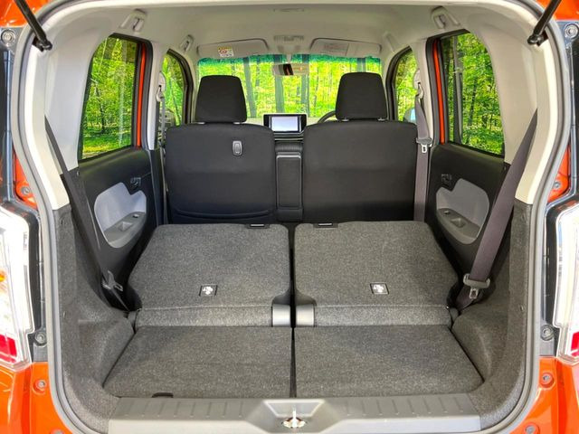 ���i�̂���������ʋ΁A���}���ɏ\���ȉ׎��X�y�[�X���m�ۂ��Ă���܂��B�Z�J���h�V�[�g��|���ƁA�傫�ȉו��̐ύڂ��\�ł���