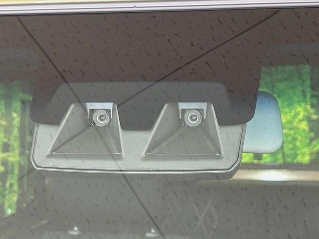 【スマートアシスト】走行中に前方の車両等を認識し、衝突しそうな時は警報とブレーキで衝突回避と被害軽減をアシスト。より安全にドライブをお楽しみいただけます。