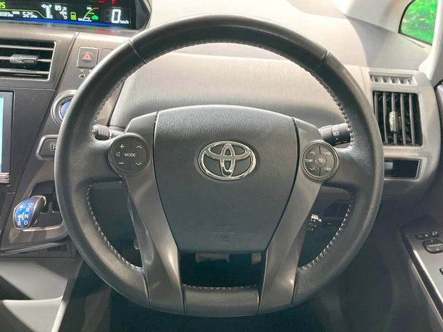 �C���e���A�ɍ��킹���f�U�C���̃X�e�A�����O�́A�^�]�������̂��Ƃ��l���A�^�]���₷���`��A�傫���ł��B�����x�A���ۂɐG���Ă��m���߂��������B