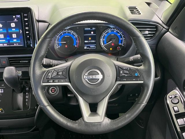 �C���e���A�ɍ��킹���f�U�C���̃X�e�A�����O�́A�^�]�������̂��Ƃ��l���A�^�]���₷���`��A�傫���ł��B�����x�A���ۂɐG���Ă��m���߂��������B