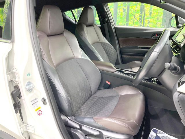 運転席まわりには十分なスペースがあり、大柄な方でもゆったり運転していただける環境です。