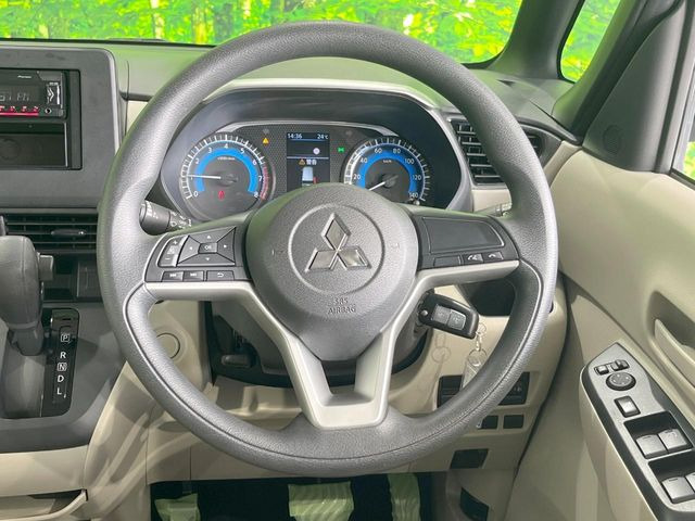 �C���e���A�ɍ��킹���f�U�C���̃X�e�A�����O�́A�^�]�������̂��Ƃ��l���A�^�]���₷���`��A�傫���ł��B�����x�A���ۂɐG���Ă��m���߂��������B