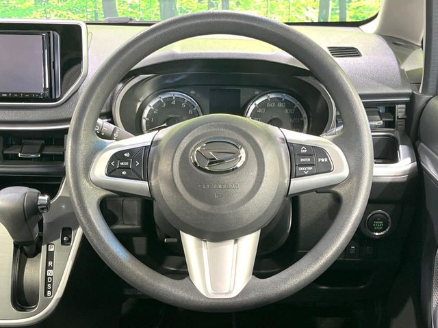 �C���e���A�ɍ��킹���f�U�C���̃X�e�A�����O�́A�^�]�������̂��Ƃ��l���A�^�]���₷���`��A�傫���ł��B�����x�A���ۂɐG���Ă��m���߂��������B