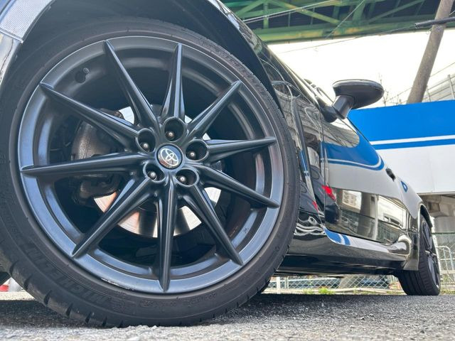 �y����18�C���`�A���~�z�C�[���z�O�ςɃ}�b�`���������A���~�z�C�[���𑕒����Ă���܂��B�e��ЊO�A���~�z�C�[����A�X�^�b�h���X�^�C�����戵�����Ă���܂��B���񂲑��k����������