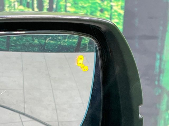 【ブラインドスポットモニター】走行中、ドアミラーの死角になりやすい箇所に後続車が接近するとサイドミラーのレンズに警告を表示!ドライバーに注意喚起をしてくれます。