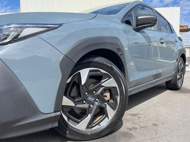 【純正18インチアルミホイール】外観にマッチした純正アルミホイールを装着しております。各種社外アルミホイールや、スタッドレスタイヤも取扱いしております。是非ご相談ください♪