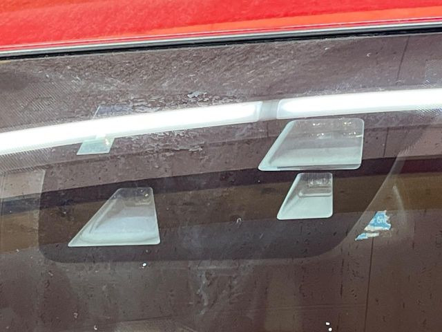 �y�X�}�[�g�u���[�L�T�|�[�g�z���s���ɑO���̎ԗ�����F�����A�Փ˂������Ȏ��͌x��ƃu���[�L�ŏՓˉ���Ɣ�Q�y�����A�V�X�g�B�����S�Ƀh���C�u�����y���݂��������܂��B