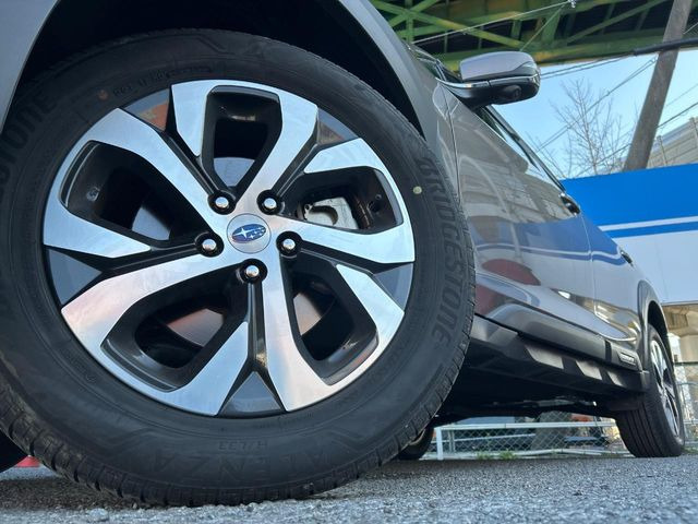 �y����18�C���`�A���~�z�C�[���z�O�ςɃ}�b�`���������A���~�z�C�[���𑕒����Ă���܂��B�e��ЊO�A���~�z�C�[����A�X�^�b�h���X�^�C�����戵�����Ă���܂��B���񂲑��k����������