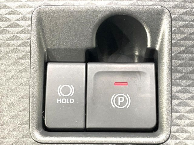 【電動パーキングブレーキ】パーキングブレーキは便利な電動式!ボタン一つで操作でき、アクセルを踏めば自動で解除されます♪レバーやペダルが無いので運転席廻りもすっきりしますね♪