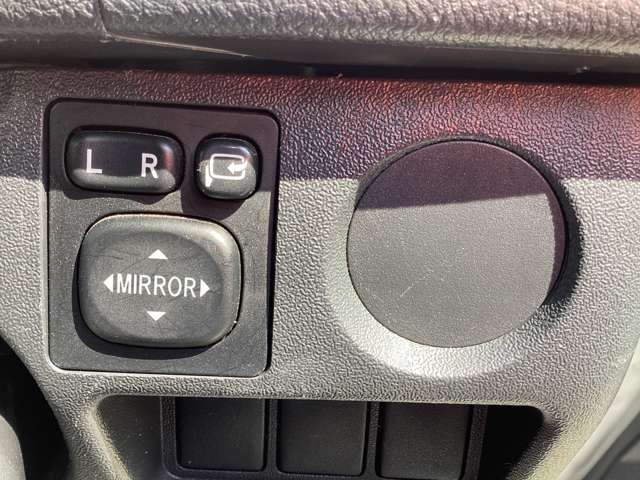 �V�[�g�J�o�[�A�A���~�z�C�[���A�L�[���X�ALED�AHID�A�i�r�A�o�b�N�J�����A��ȃ��j�^�[�A�t���G�A���A���[�_�E���ȂǓ����O�����i�̃J�X�^������܂��̂ŁA���C�y�ɂ����k����������