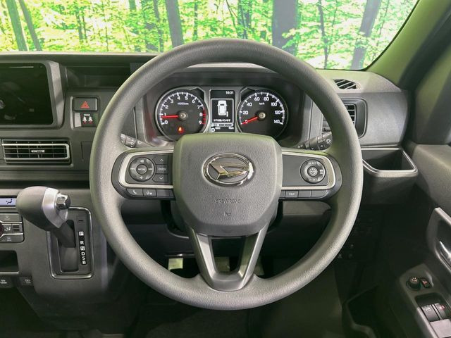 インテリアに合わせたデザインのステアリングは、運転される方のことも考え、運転しやすい形状、大きさです。是非一度、実際に触ってお確かめください。