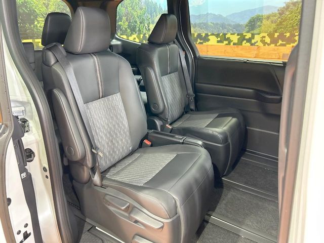 後部座席も気になるようなキズ・汚れやへたり等、大きなダメージはなく、良好な状態です。