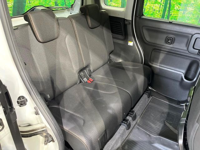 後部座席も気になるようなキズ・汚れやへたり等、大きなダメージはなく、良好な状態です。