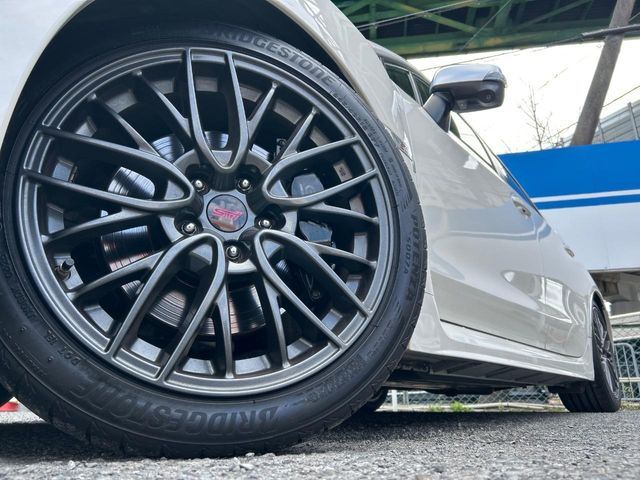 �y��18�C���`�A���~�z�C�[���z�O�ςɃ}�b�`���������A���~�z�C�[���𑕒����Ă���܂��B�e��ЊO�A���~�z�C�[����A�X�^�b�h���X�^�C�����戵�����Ă���܂��B���񂲑��k����������