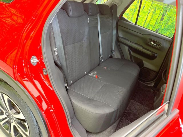 後部座席も気になるようなキズ・汚れやへたり等、大きなダメージはなく、良好な状態です。