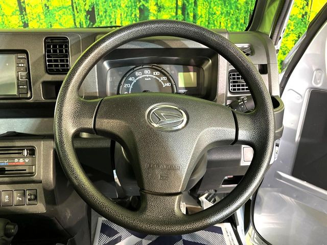 �C���e���A�ɍ��킹���f�U�C���̃X�e�A�����O�́A�^�]�������̂��Ƃ��l���A�^�]���₷���`��A�傫���ł��B�����x�A���ۂɐG���Ă��m���߂��������B