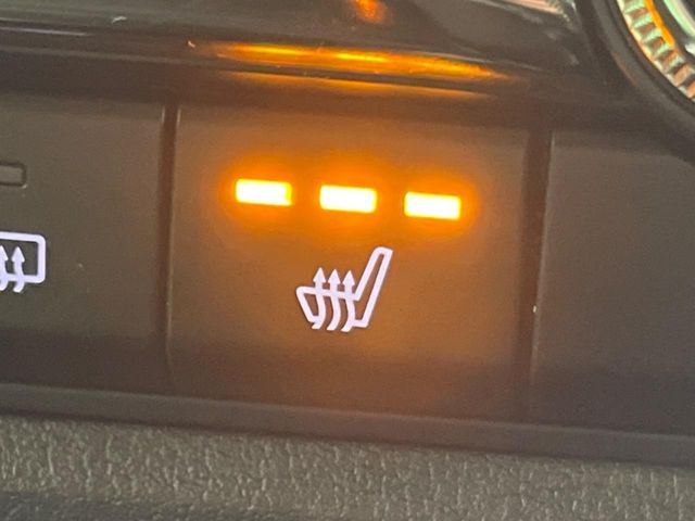 【シートヒーター】寒い日に重宝するシートヒーター!エアコンより早く温まってくれるので寒がりの人も安心ですね♪エアコンの温風は乾燥するから苦手、という方にもをおすすめです。