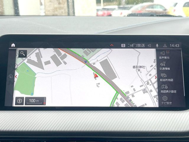 ��BMW�����i�r:��̊��̂���i�r�́A����������ԓ������o���Ă���܂��BBluetooth�Đ��ȂǃI�[�f�B�I�@�\���[�����Ă���܂��̂ŁA�^�]�����y���߂܂���