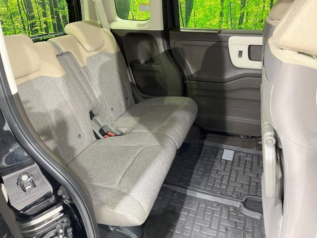 広々とした2列目シートは居住性が高く、居心地も快適!友達や家族とのお出かけにぴったりです。ベビーシートやチャイルドシート使用時も快適にお過ごしいただける十分な空間を確保しています。