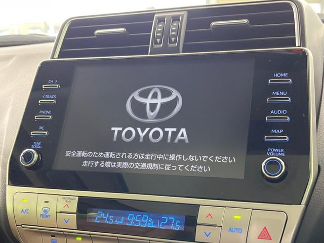 【メーカー純正9型ナビ】インテリアに溶け込むスタイリッシュな「専用設計」メーカーナビを装備♪視認性や操作性など基本性能にも優れ、より上質なカーライフをお楽しみいただけます。