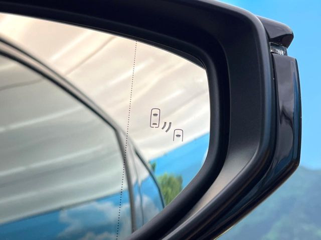 【ブラインドスポットモニター】走行中、ドアミラーの死角になりやすい箇所に後続車が接近するとサイドミラーのレンズに警告を表示!ドライバーに注意喚起をしてくれます。