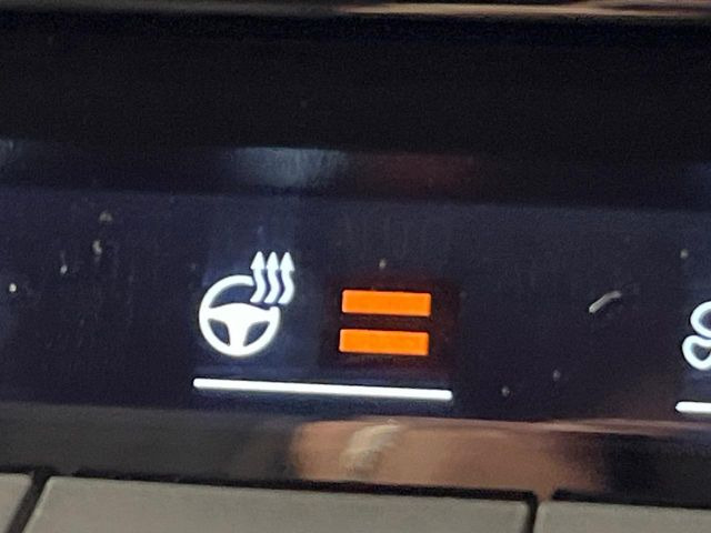 【ステアリングヒーター】冬場に冷たくなりやすい革巻きステアリングを、スイッチ一つで素早く適温に!エアコンよりも早く温まってくれるので、寒い日の運転も快適になりますね♪