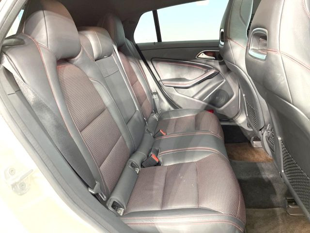 ●後部座席も気になるようなキズ・汚れやへたり等、大きなダメージはなく、良好な状態です。