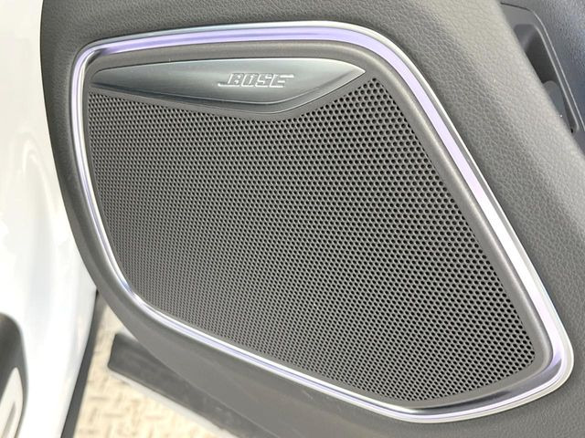 ��BOSE�T���E���h�V�X�e��:���f�����ɍœK�Ȓ������{���ꂽ�A�l�C�̃T�E���h�V�X�e���ł��B�ʏ�̃X�s�[�J�[�Ɣ�r���Ă����̍L���肪�������܂��B���񂲗��X�̏ゲ�̊����������B