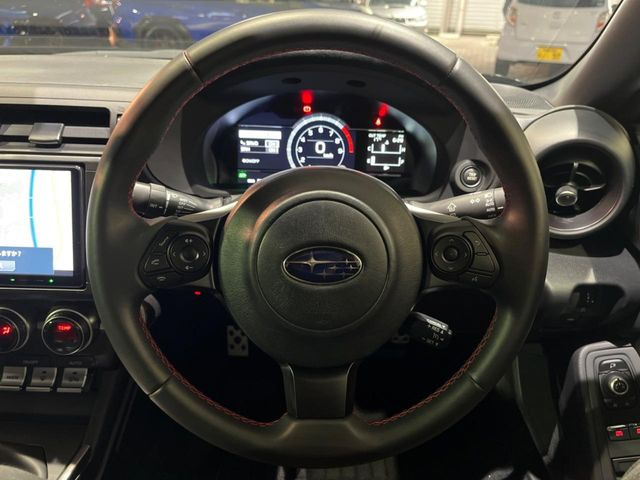 �y�����v�����X�e�A�����O�z�㎿�Ȋv���g�p���邱�ƂŁA��ɂ����������݂ƂĂ��^�]���₷���n���h���ł���