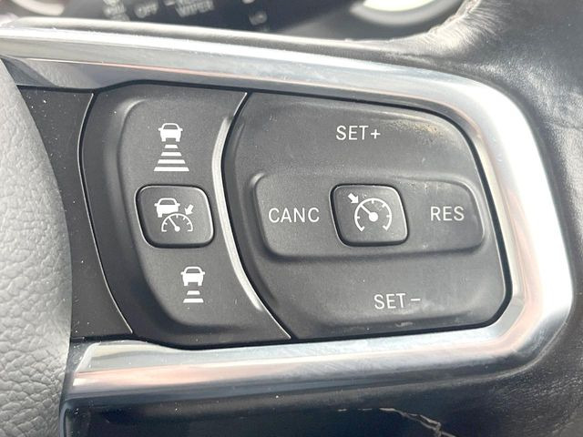 ●アダプティブクルーズコントロール:前の車との車間距離を一定にとりつつ、一定速度で自動走行してくれる次世代のクルーズコントロール!主に高速道路や自動車専用道路で使用する便利な機能です!