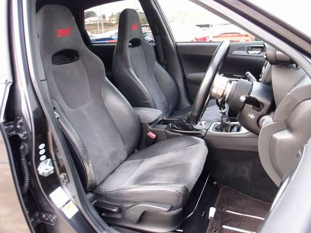 STI��p�n�[�t���U�[�V�[�g�����B�؂��ڗ��悤�Ȏg�p����������܂���B����]�ɉ�����BRIDE����RECARO���Ȃǂ̐l�C�X�|�[�c�V�[�g�������\�ł��B���C�y�ɃX�^�b�t�܂ł����k�������܂�