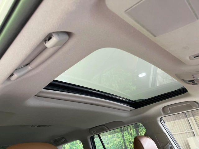 【サンルーフ】開放感たっぷりの希少装備、サンルーフが装着されています!車内に明かりを取り入れたり景色を楽しむ以外にも、車内の空気も簡単に換気できて快適です!