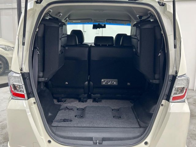 ���i�̂���������ʋ΁A���}���ɏ\���ȉ׎��X�y�[�X���m�ۂ��Ă���܂��B�Z�J���h�V�[�g��|���ƁA�傫�ȉו��̐ύڂ��\�ł���