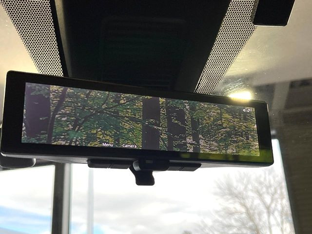 【インテリジェントルームミラー】後席の大きな荷物や同乗者で後方が確認しづらい時でも安心!カメラが撮影した車両後方の映像をルームミラー内に表示。クリアな視界で状況の確認が可能です!