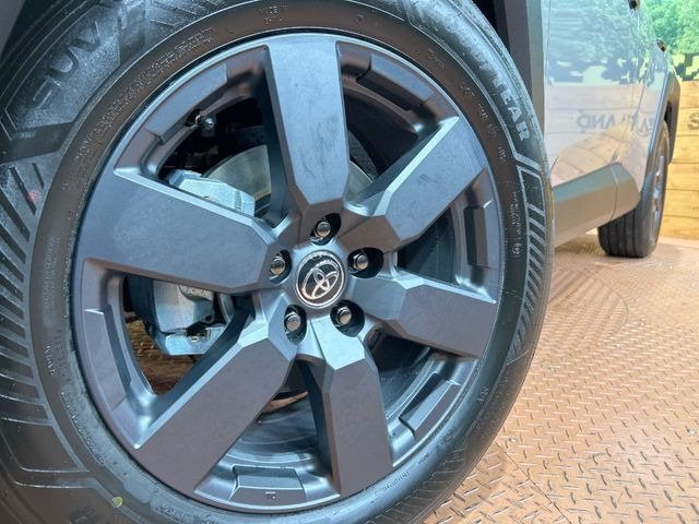 �y����18�C���`�A���~�z�C�[���z�O�ςɃ}�b�`���������A���~�z�C�[���𑕒����Ă���܂��B�e��ЊO�A���~�z�C�[����A�X�^�b�h���X�^�C�����戵�����Ă���܂��B���񂲑��k����������