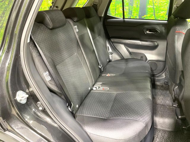後部座席も気になるようなキズ・汚れやへたり等、大きなダメージはなく、良好な状態です。