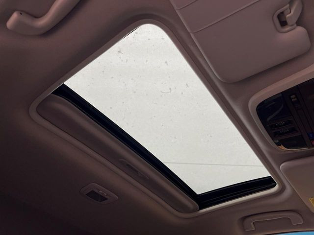 【サンルーフ】開放感たっぷりの希少装備、サンルーフが装着されています!車内に明かりを取り入れたり景色を楽しむ以外にも、車内の空気も簡単に換気できて快適です!