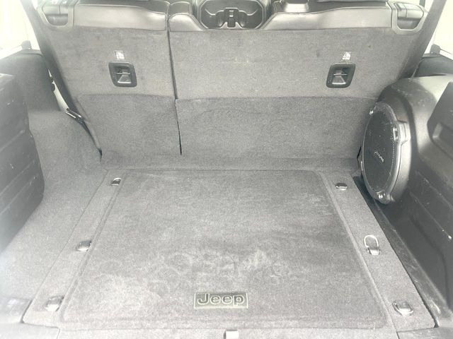 ●トランクルーム:趣味が広がる収容スペース!これだけの広さがあればお買い物やレジャーなどにも最適です!使用感も少なくきれいな状態を維持しております。