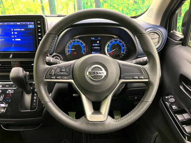 �C���e���A�ɍ��킹���f�U�C���̃X�e�A�����O�́A�^�]�������̂��Ƃ��l���A�^�]���₷���`��A�傫���ł��B�����x�A���ۂɐG���Ă��m���߂��������B